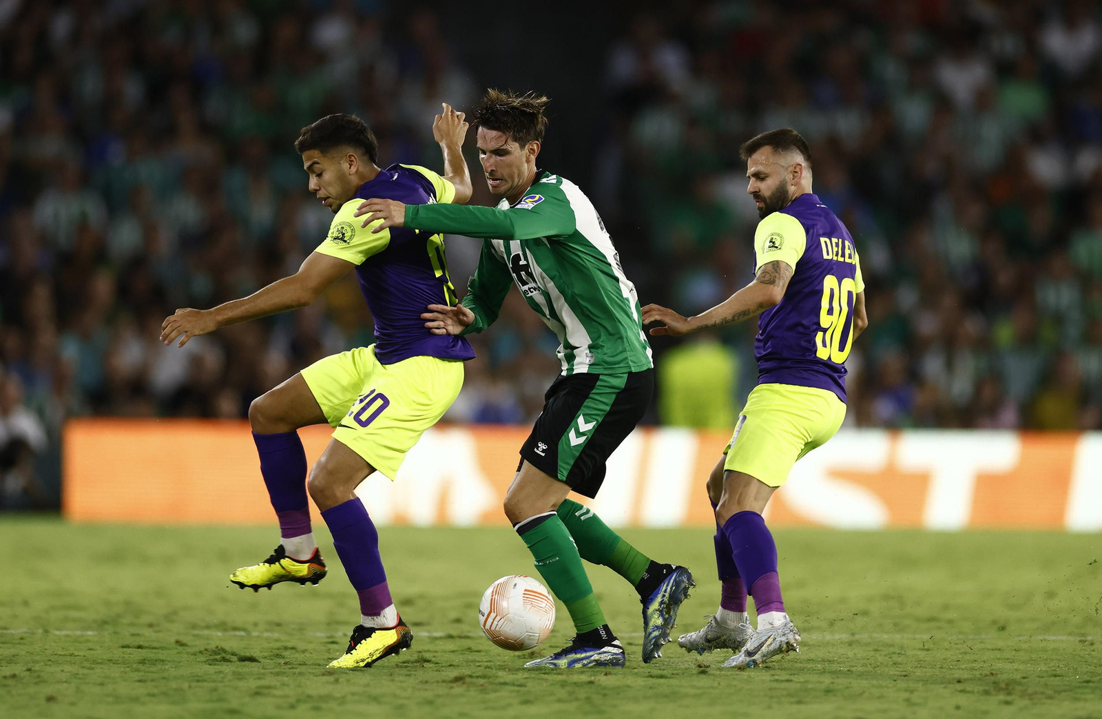 Guardado pugna por un balón con un rival,
