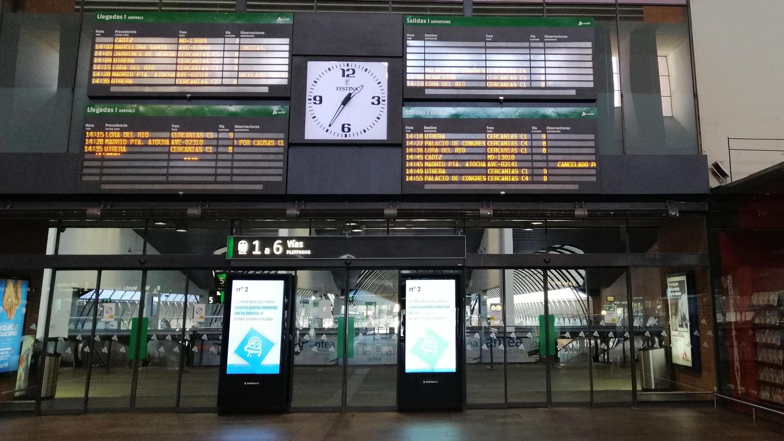 Trenes a Madrid cancelados este sábado en la estación de Santa Justa.