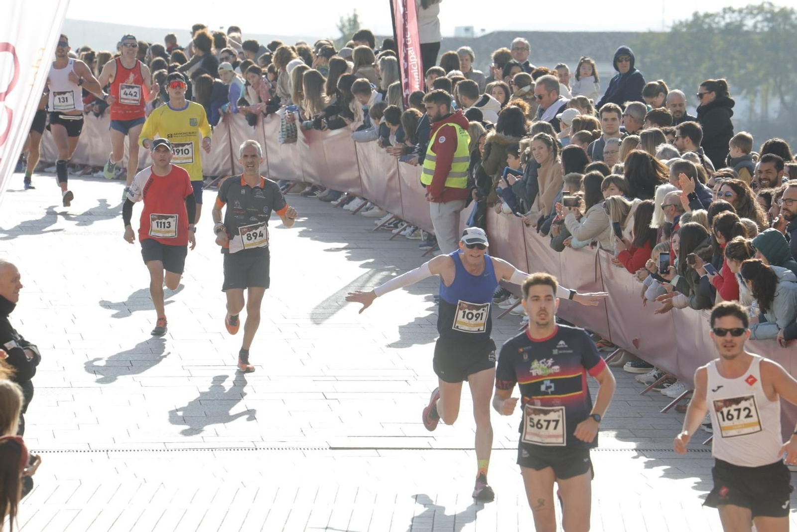 Media Maratón de Córdoba 2023: La gloria de cruzar la Puerta del Puente, en imágenes
