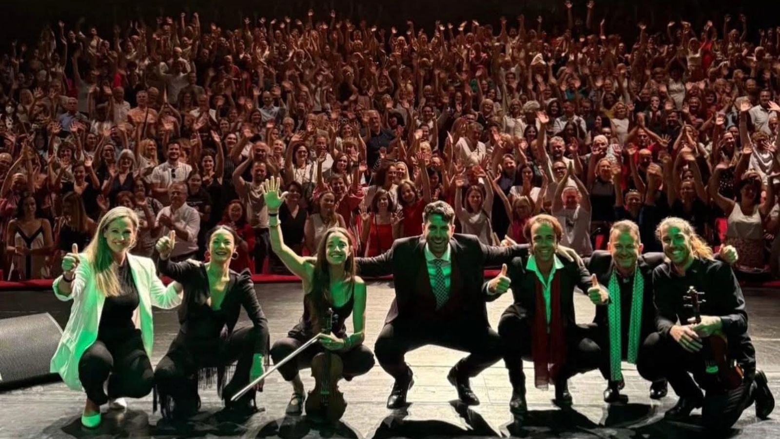 Diego Valdivia y su compañía, tras el concierto en Novi Sad.