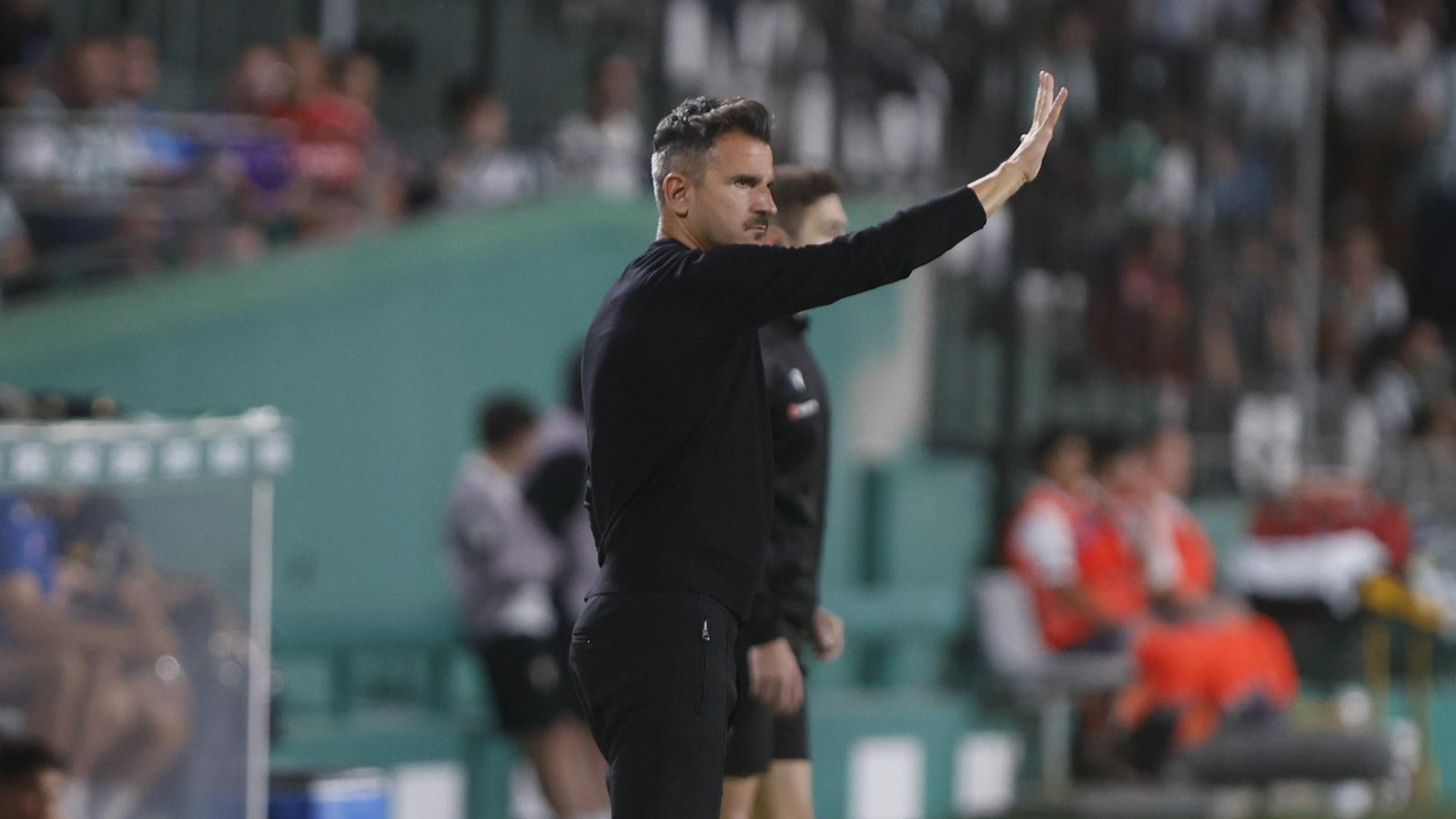 Iván Ania da indicaciones a sus jugadores en el Córdoba CF - Cultural Leonesa.