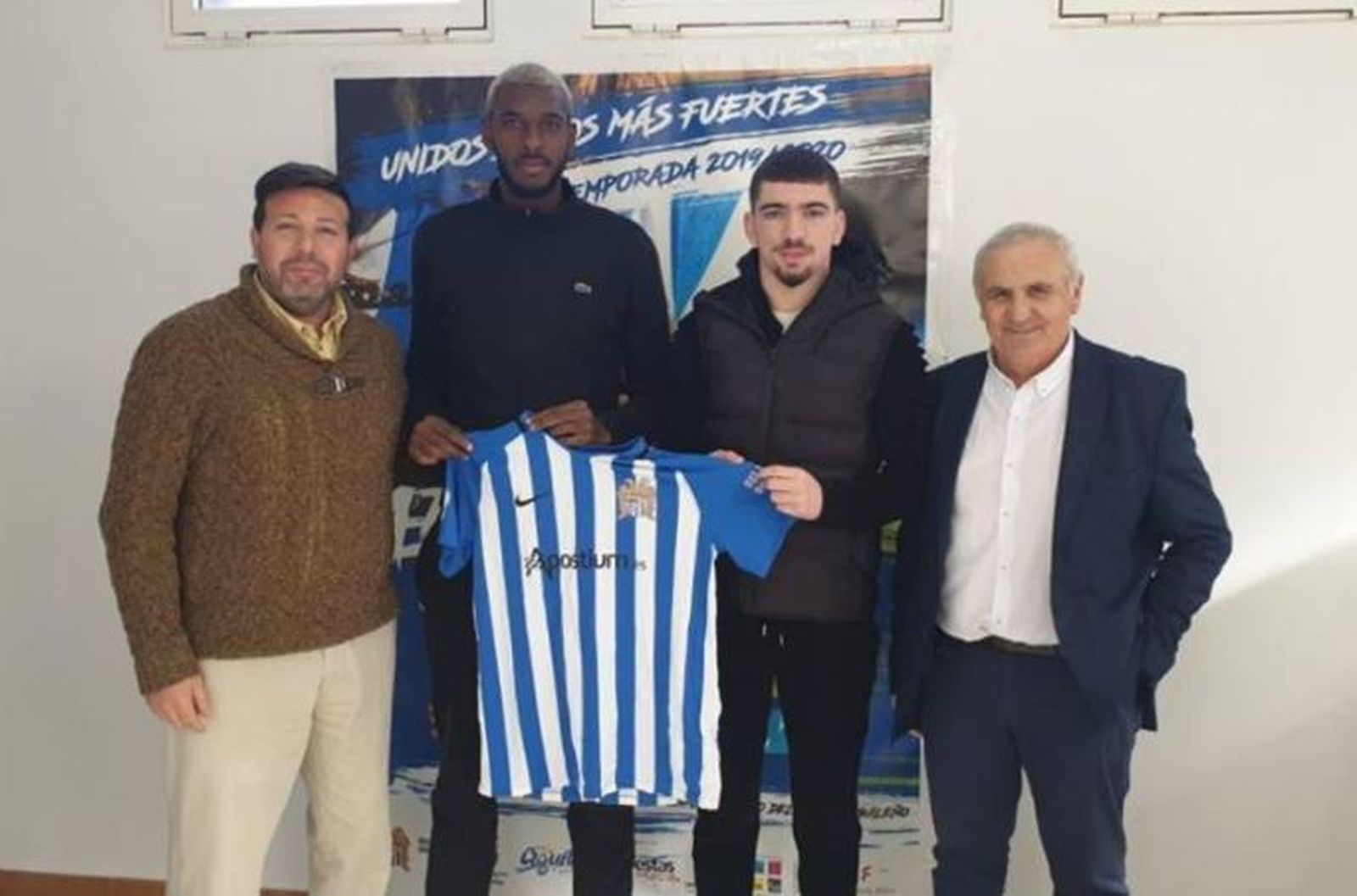 Alfonso, a la derecha, en la presentación de un jugador del Águilas.