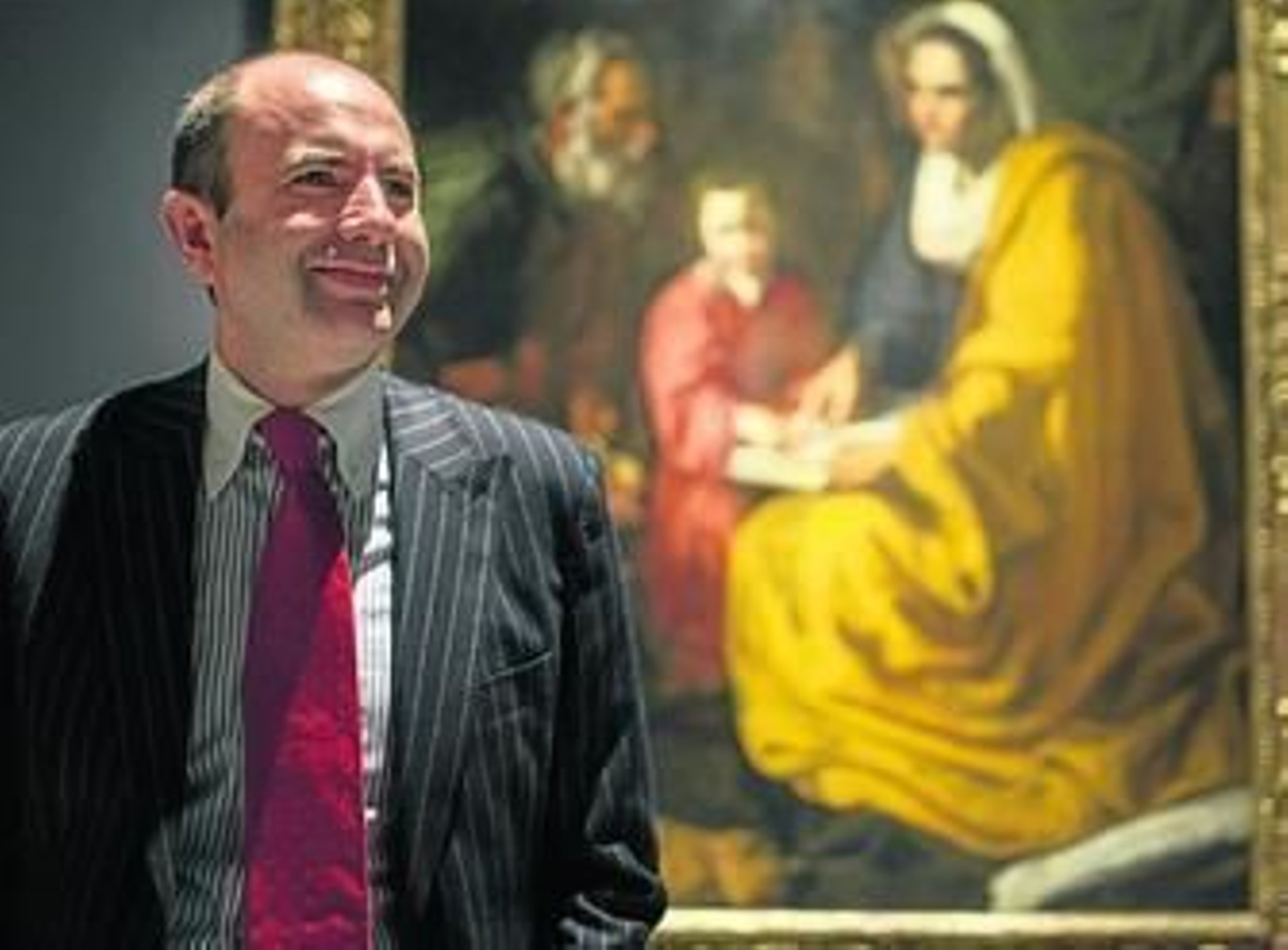 Benito Navarrete posa frente a 'La educación de la Virgen' encontrada en la Universidad de Yale y atribuida a Velázquez.