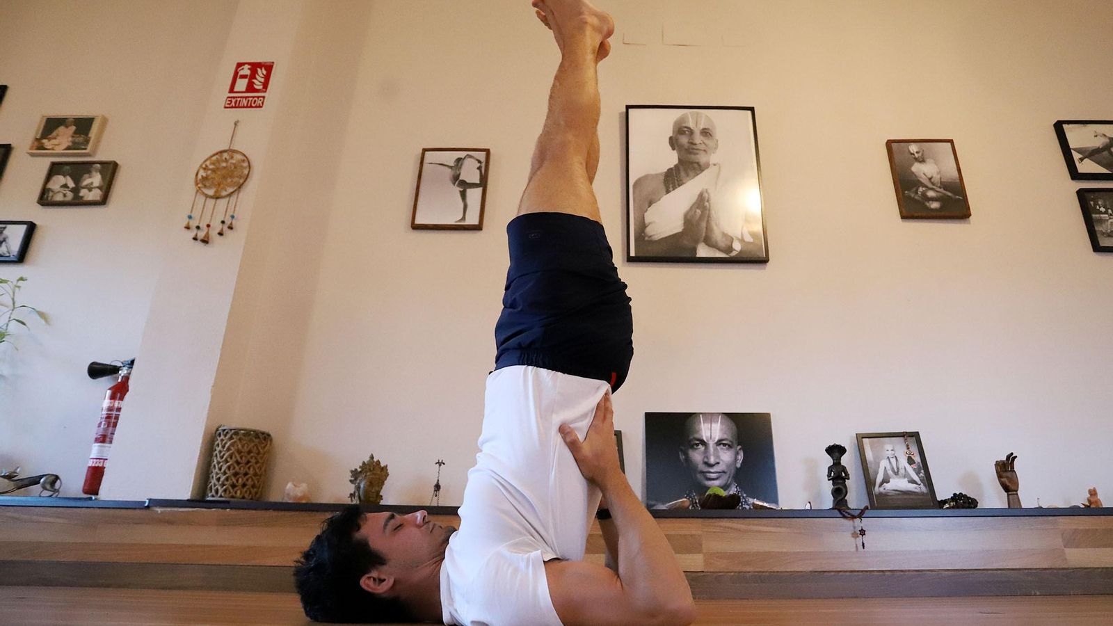 Adriano Flores haciendo la asana Sālamba sarvāṅgāsana