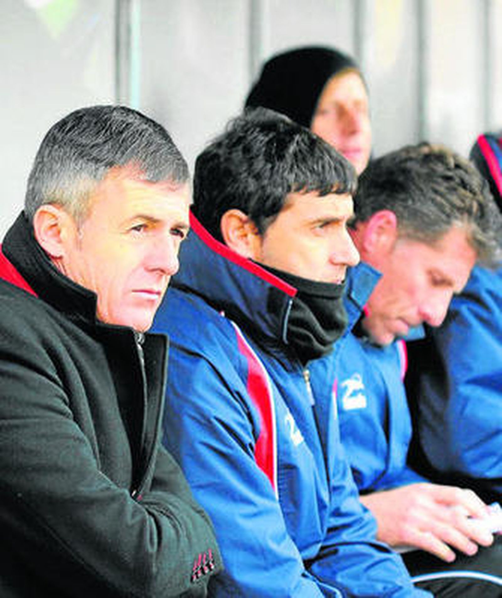 Alcaraz, junto a Masegosa y Férez en el banquillo de Montilivi.