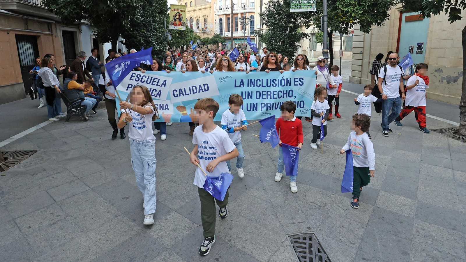 Manifestación de la Flampa de Jerez contra las faltas de recursos por necesidades especiales
