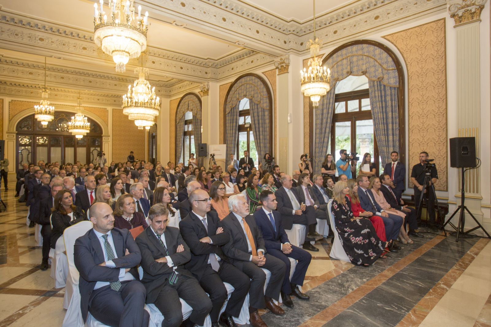 Las imágenes de la entrega de la Beca Manuel Olivencia