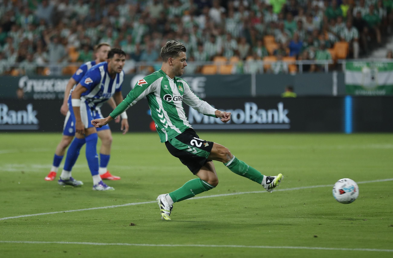Lo Celso golpea el balón con la derecha para anotar el primer gol del Betis en el Estadio de la Cartuja.