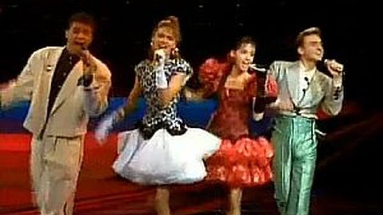 Carmelo Martínez (primero por la dcha.) cantando en Eurovisión el año 1988, con taje confeccionado por Alvarado.