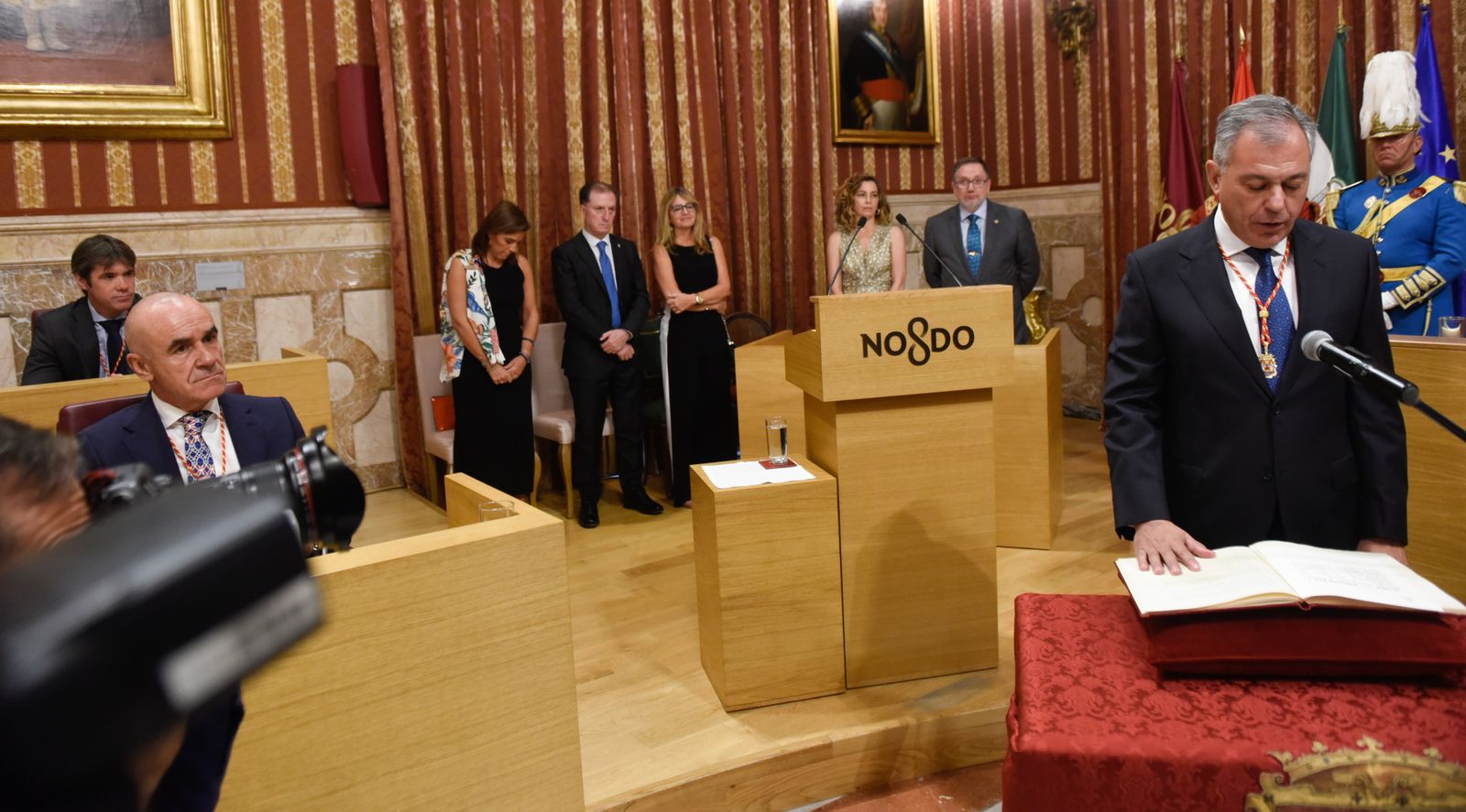 La investidura de José Luis Sanz como alcalde de Sevilla, en imágenes