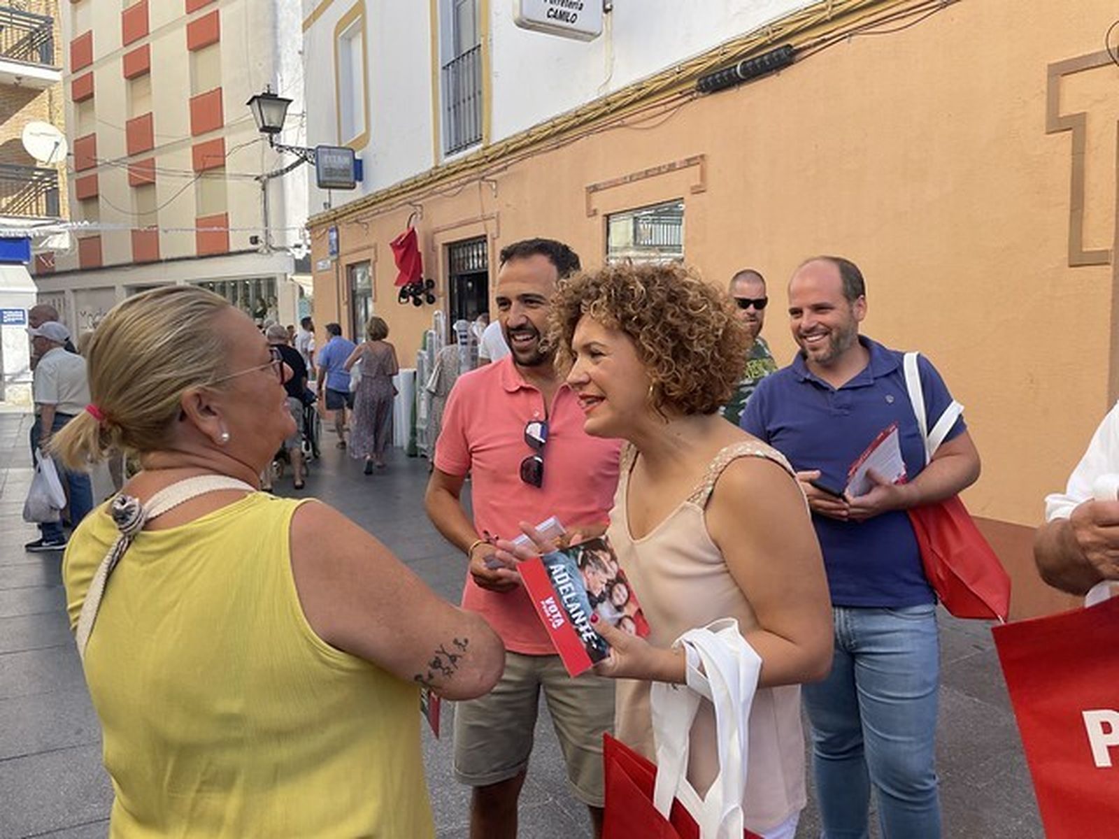 María Eugenia Limón en el reparto electoral de Ayamonte.