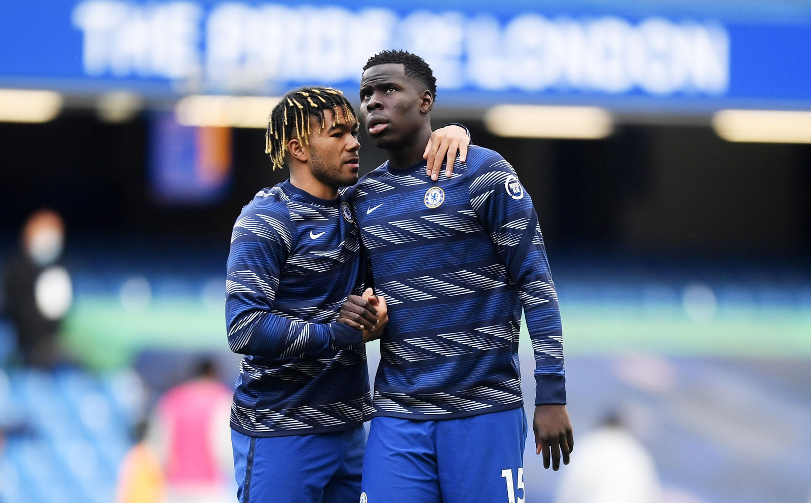 Reece James y Kurt Zouma en un calentamiento antes de un partido del Chelsea.
