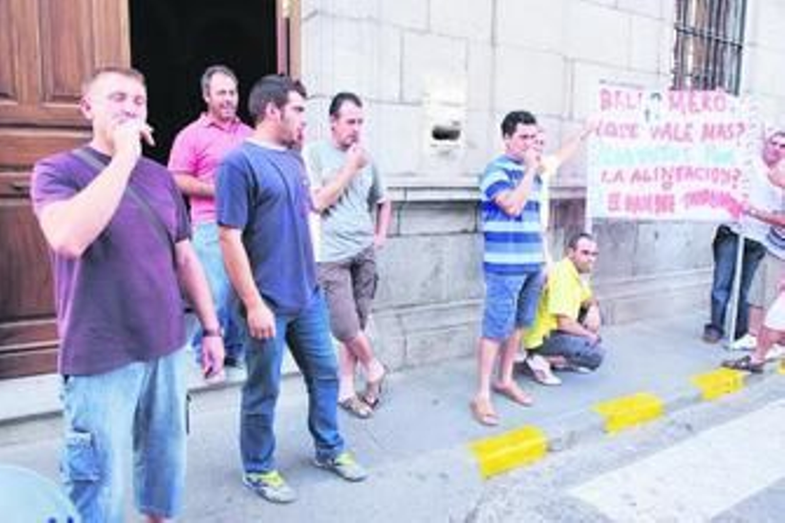 Los trabajadores durante la manifestación a las puertas del Consistorio.