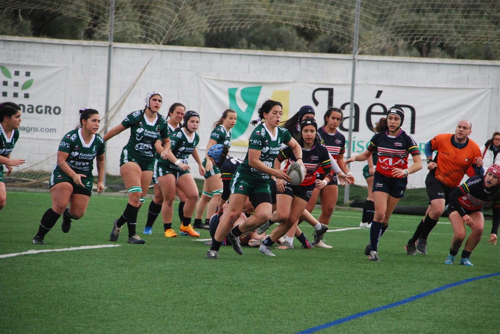 Elena Teruel, máxima anotadora del partido, en una acción de juego.