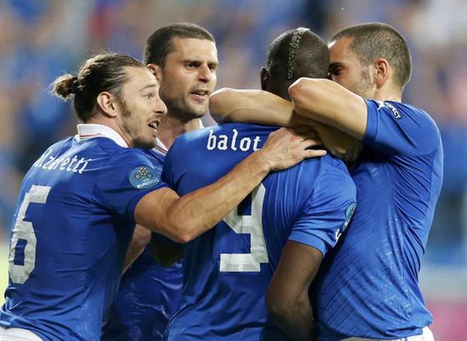 Italia vence a Irlanda con goles de Cassano y Balotelli.

Foto: Reuters