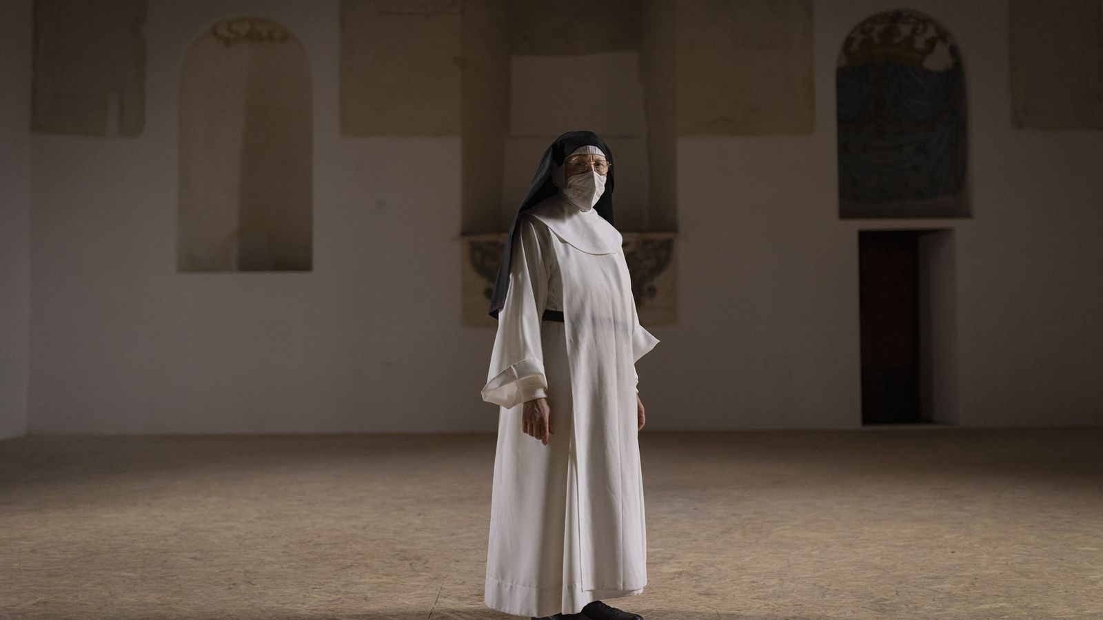 Sor Adela en el coro, ya restaurado