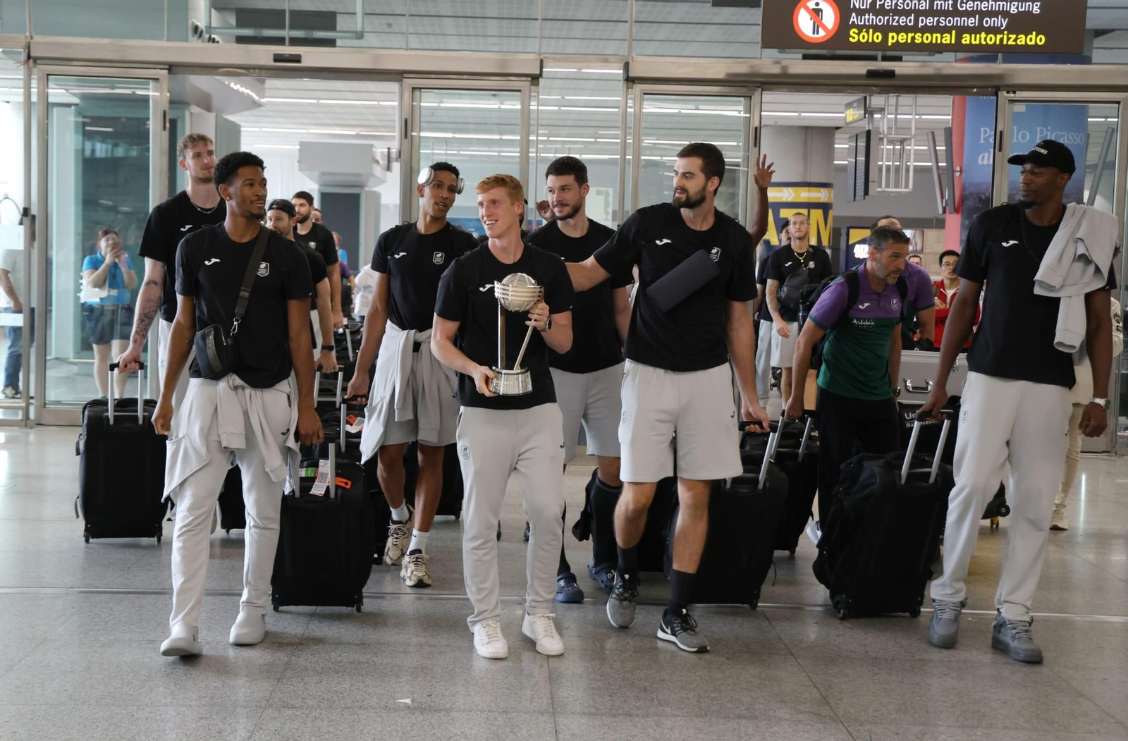 El Unicaja brinda la Intercontinental a un centenar de aficionados en el aeropuerto