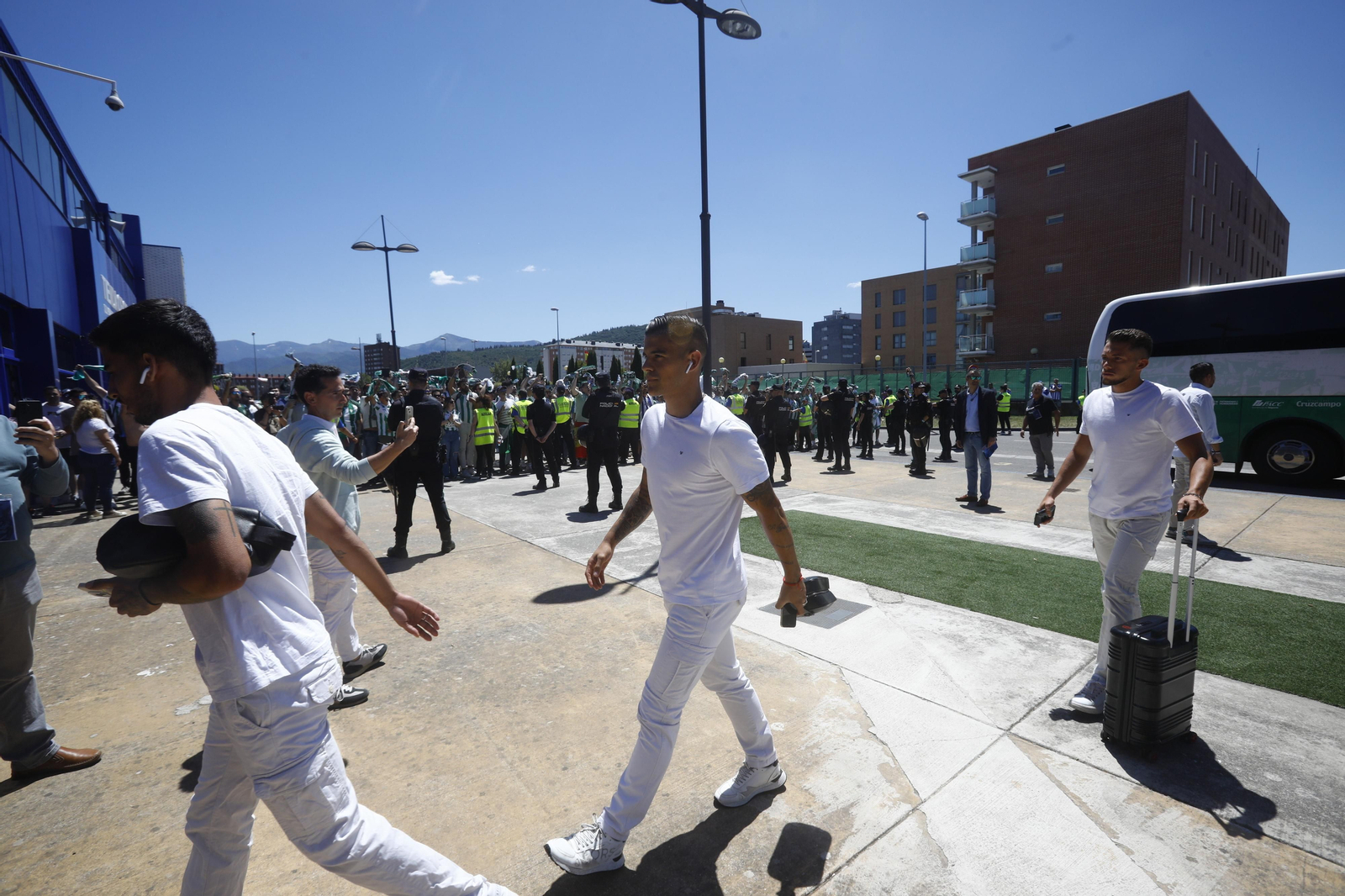 El Córdoba CF recibe el calor de su afición a su llegada a El Toralín antes del partido ante la Ponferradina El Córdoba CF recibe el calor de su afición a su llegada a El Toralín antes del partido ante la Ponferradina