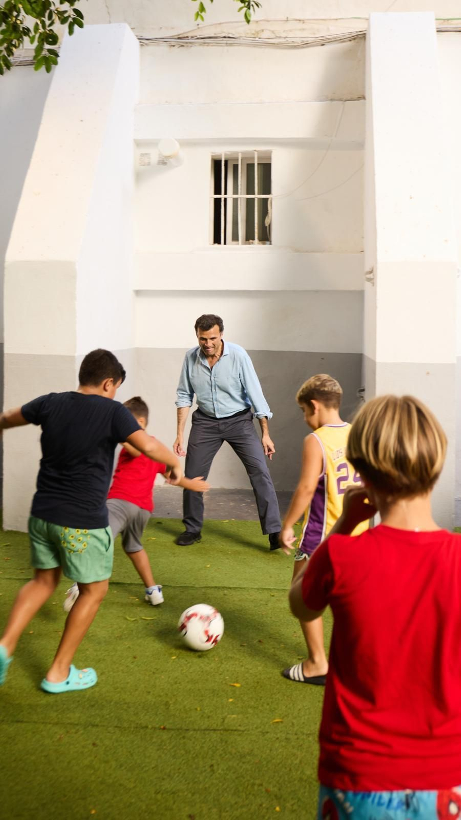 El alcalde, jugando con los niños del campamento urbano