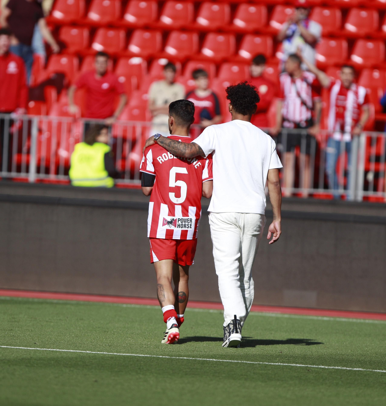 Los dos futbolistas rojiblancos dieron una vuelta a todo el estadio.