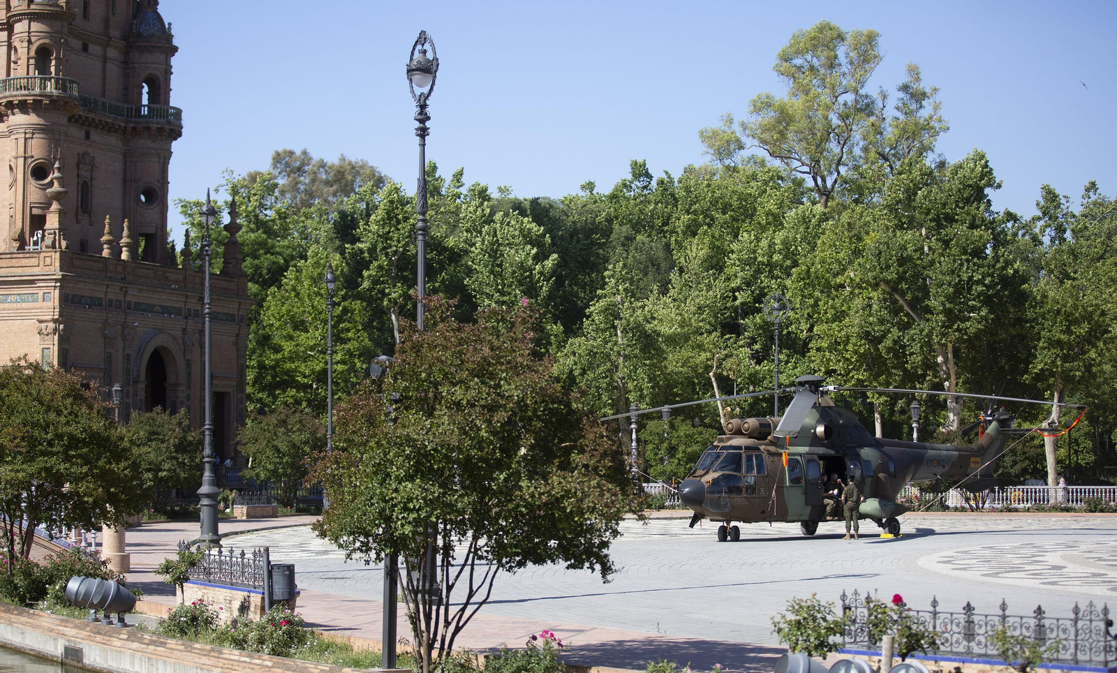 Montaje de la Exposición Estática de las Fuerzas Armadas en el parque de María Luisa