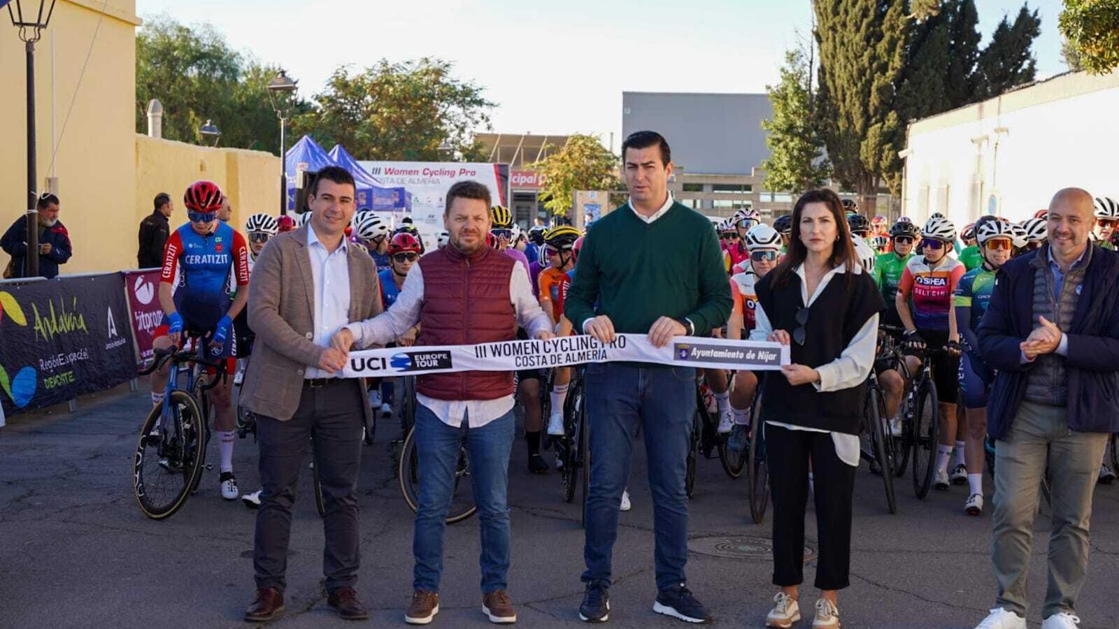 Las autoridades preparadas en la salida para dar comienzo a la prueba.