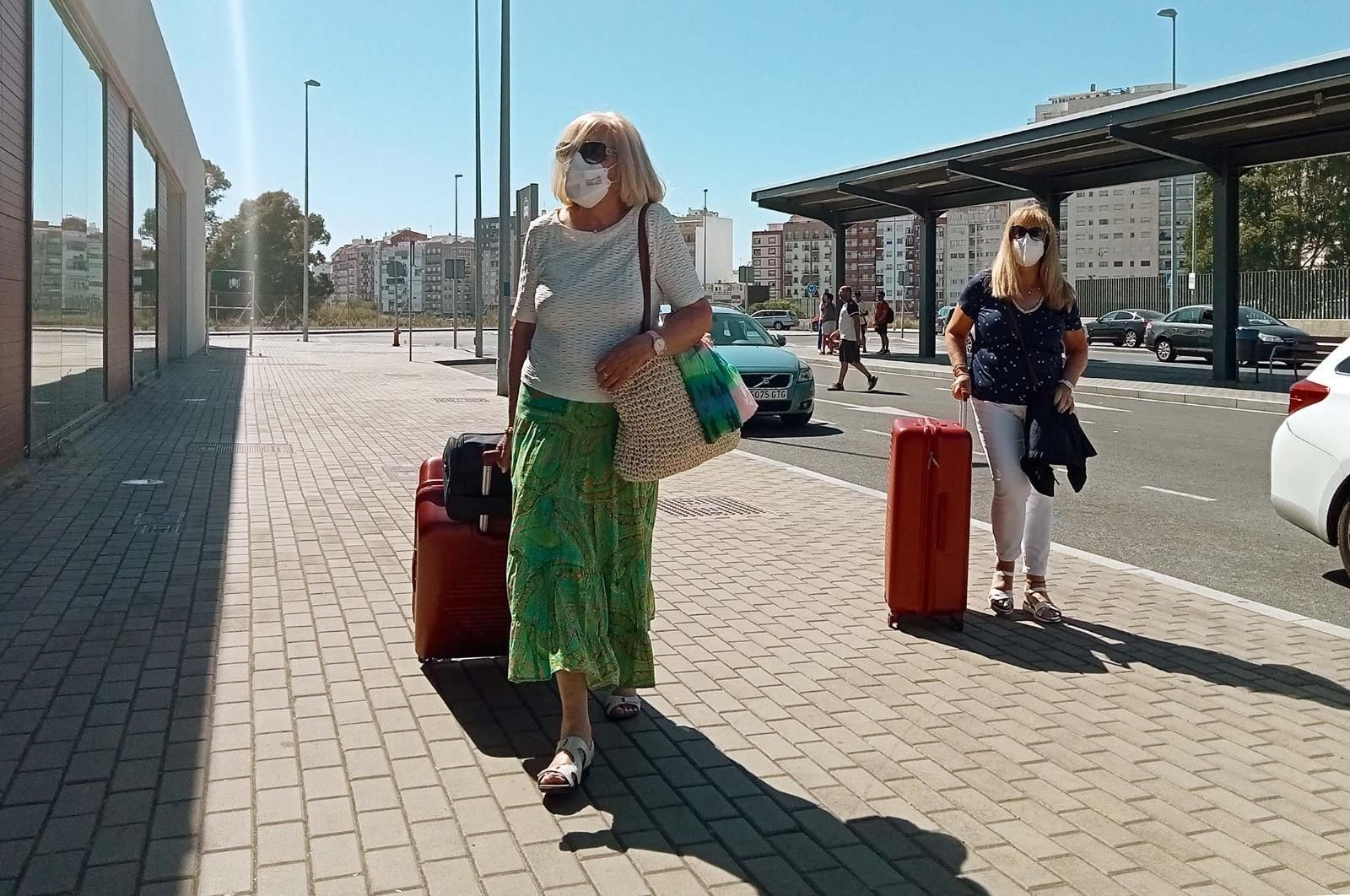Pasajeros en la estación de ferrocarril en la capital onubense.