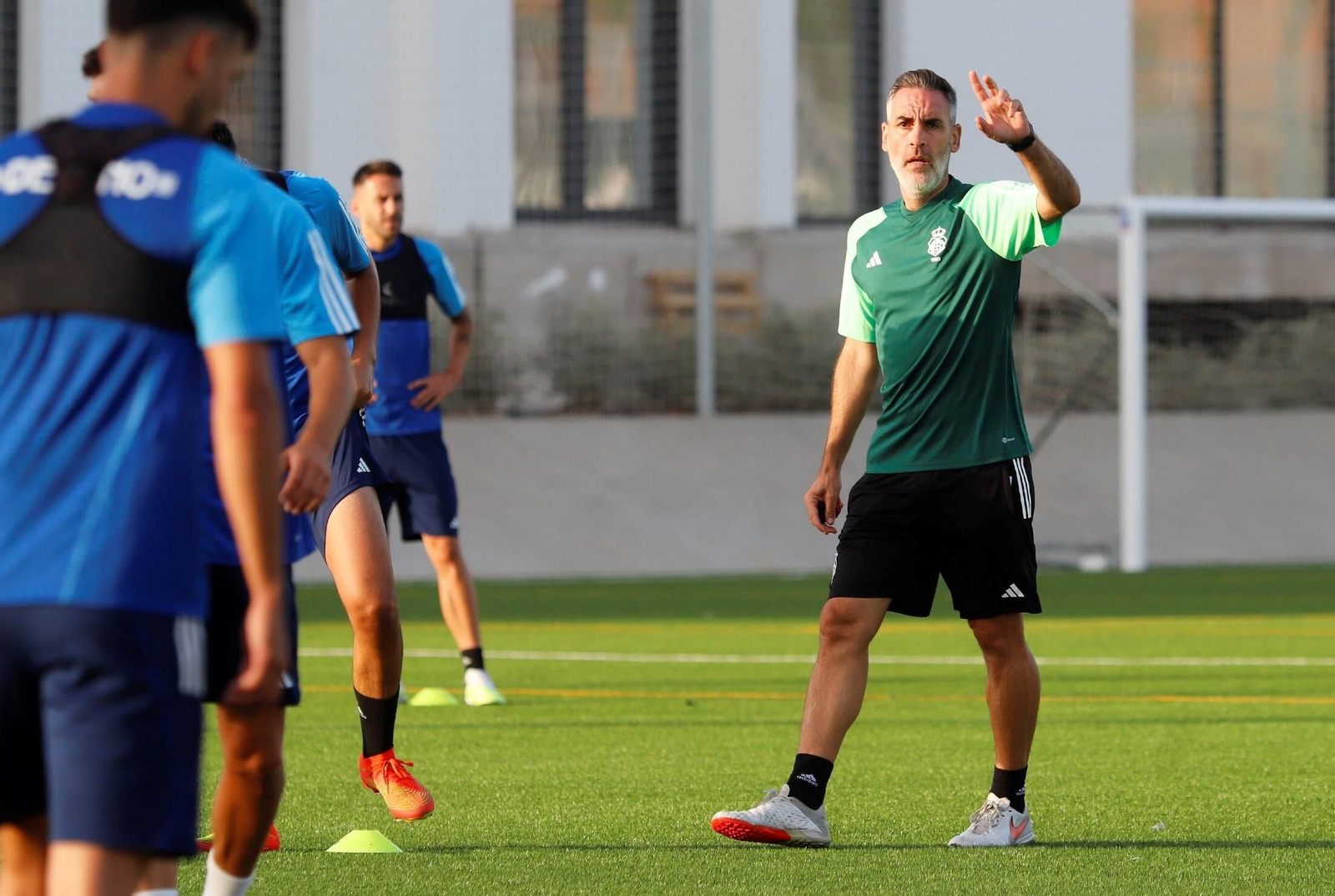 Abel Gómez, durante el primer entrenamiento del Recre en Lamiya.