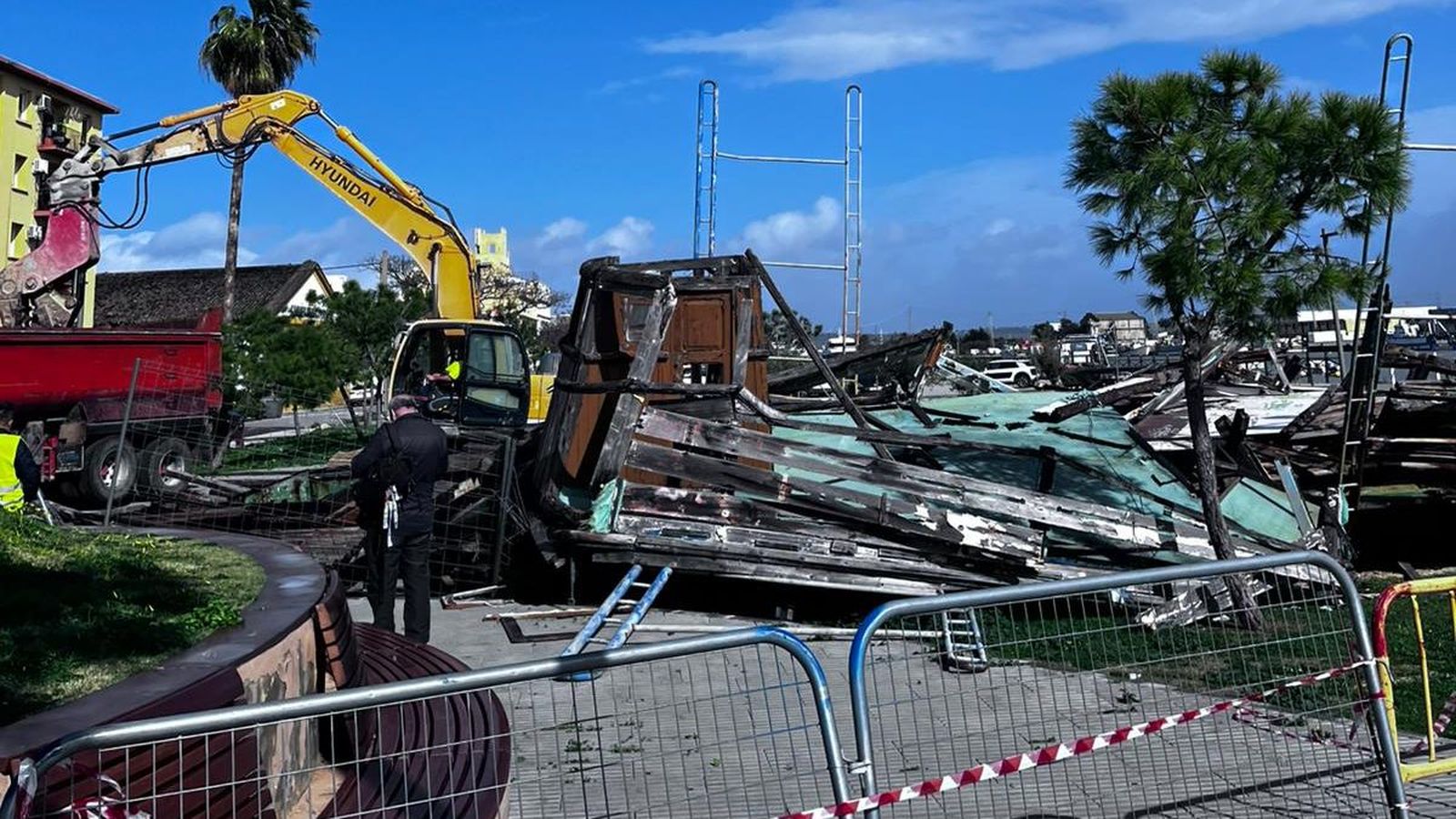 Una imagen de la retirada de los restos del Vapor del paseo fluvial.
