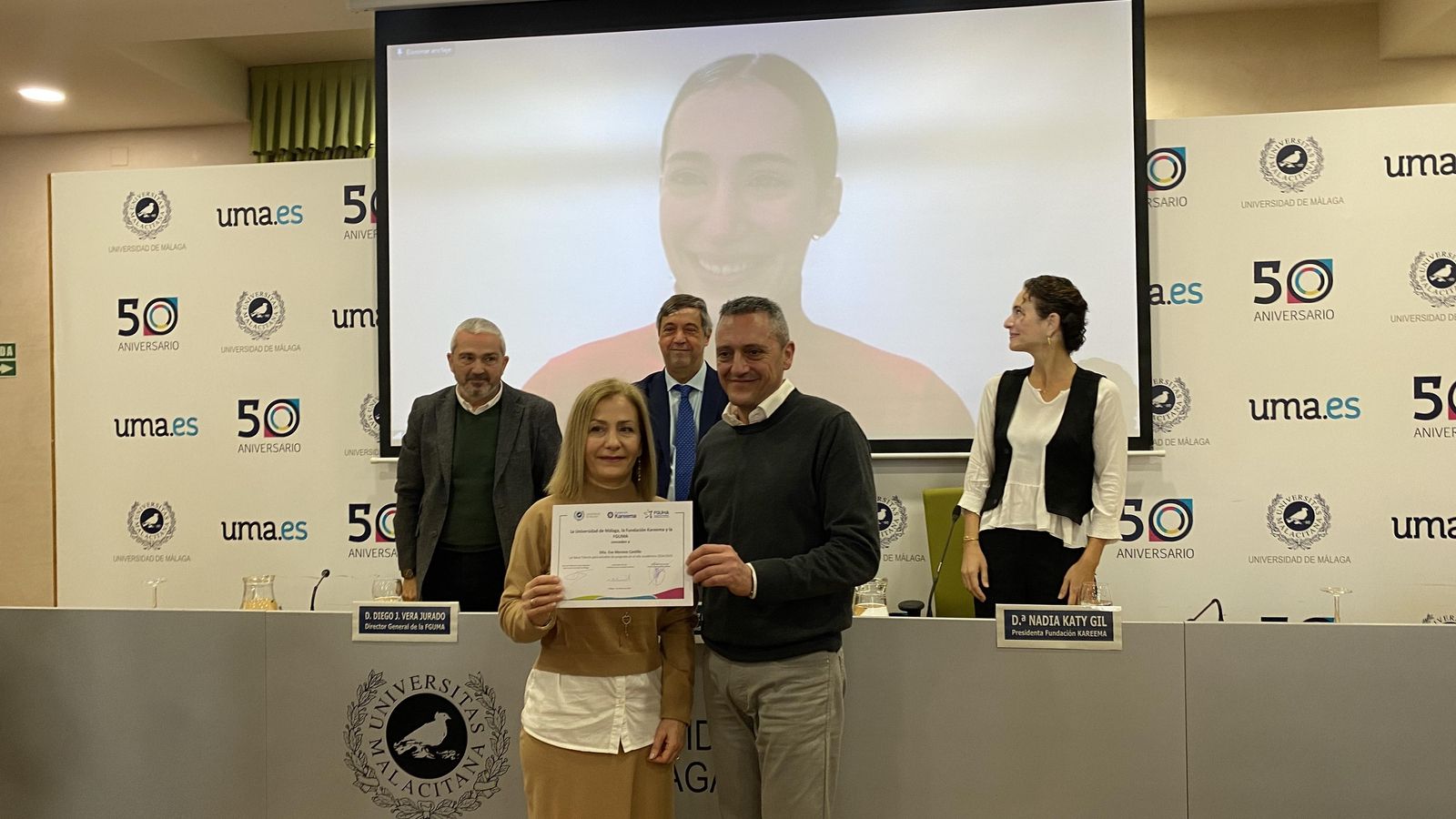 Eva Moreno, en videollamada desde Japón, y sus padres recogiendo su Beca Talento.