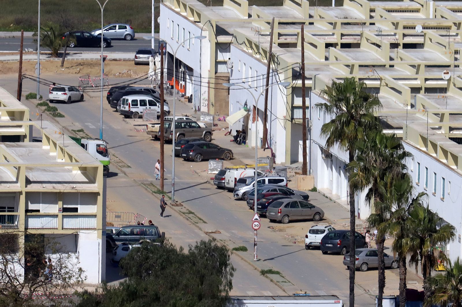 Postes con el nuevo cableado instalado por Endesa en Marismas del Odiel.