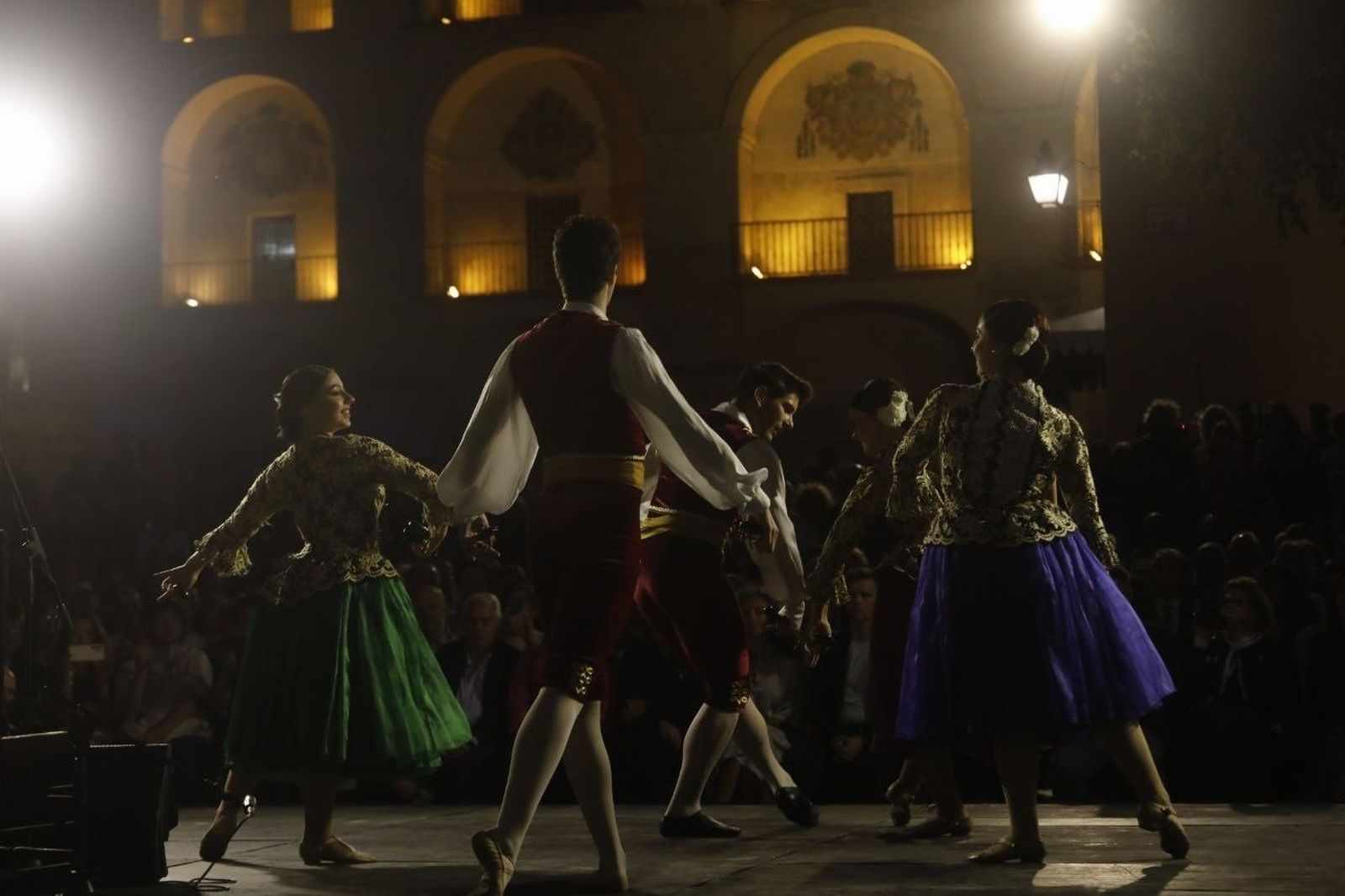 El espectáculo de danza española en la Puerta del Puente de Córdoba, en imágenes