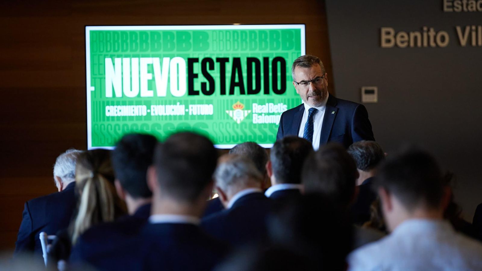 Javier Doña, director del proyecto del Betis, en su ponencia a los candidatos.