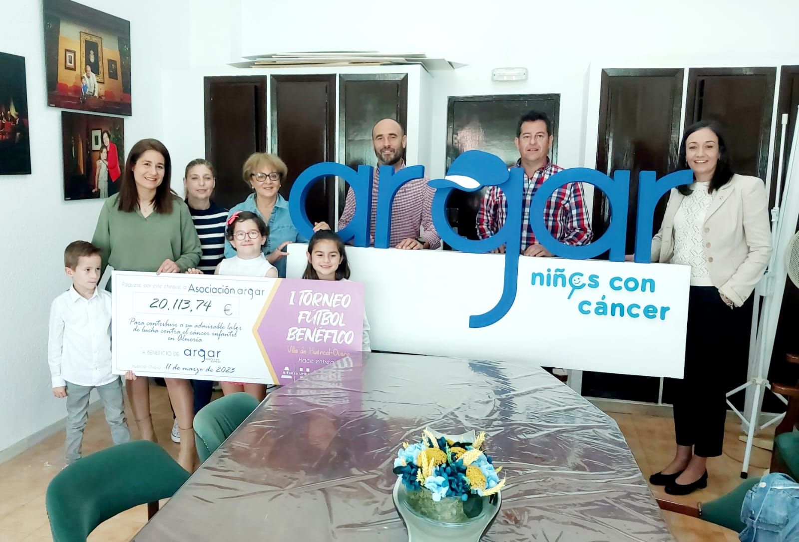 Argar recibiendo los más de 20.000 euros recaudados.