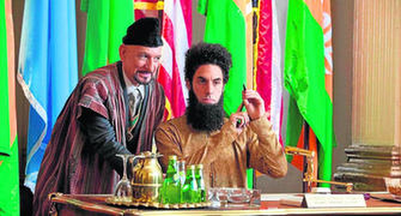 Ben Kingsley interpreta al consejero de máxima confianza del general almirante Haffaz Aladeen (Cohen).