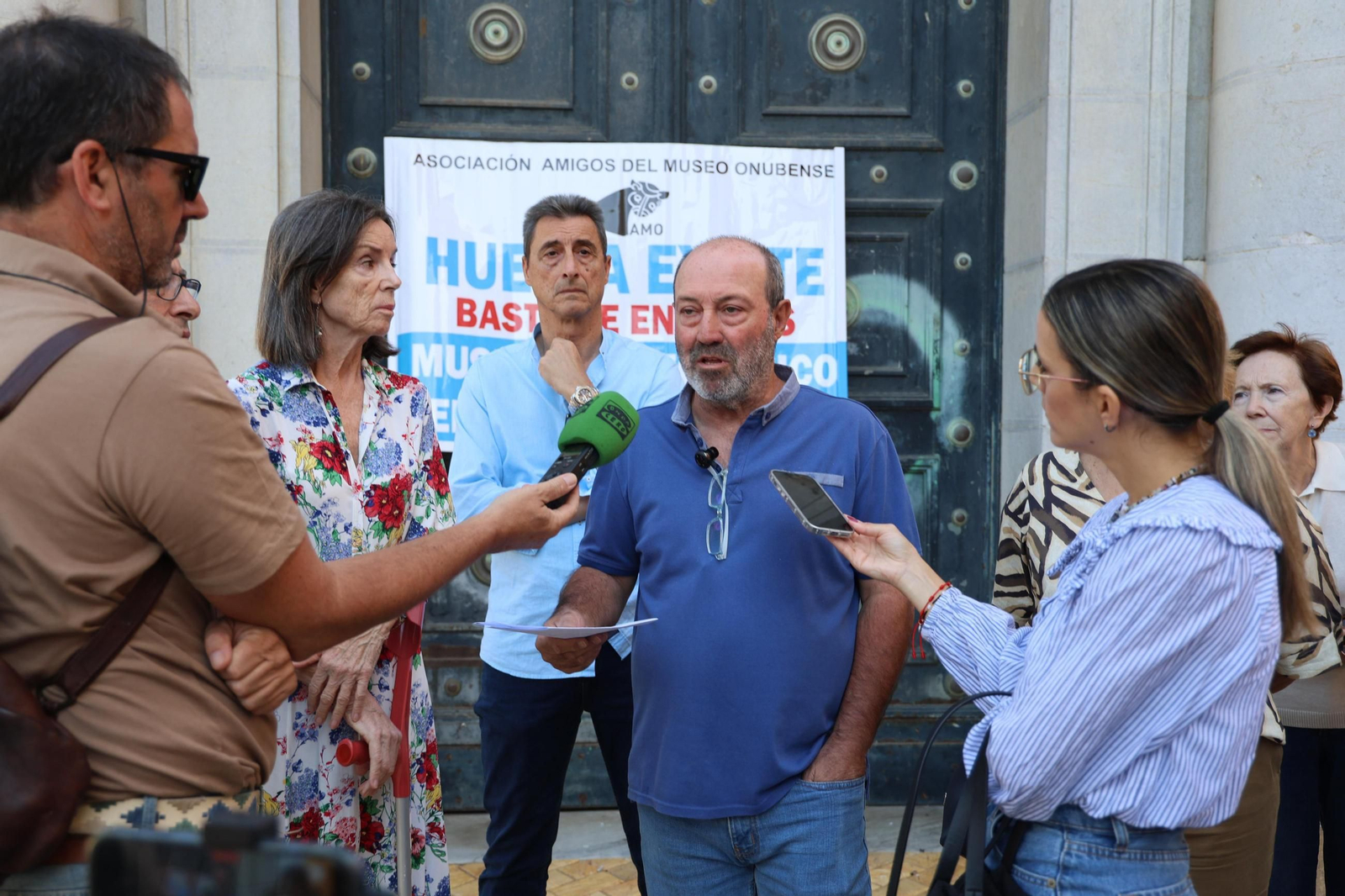 Representantes de la Asociación Amigos del Museo y el ex portavoz municipal de IU, Pedro Jiménez, ante el antiguo edificio del Banco de España.