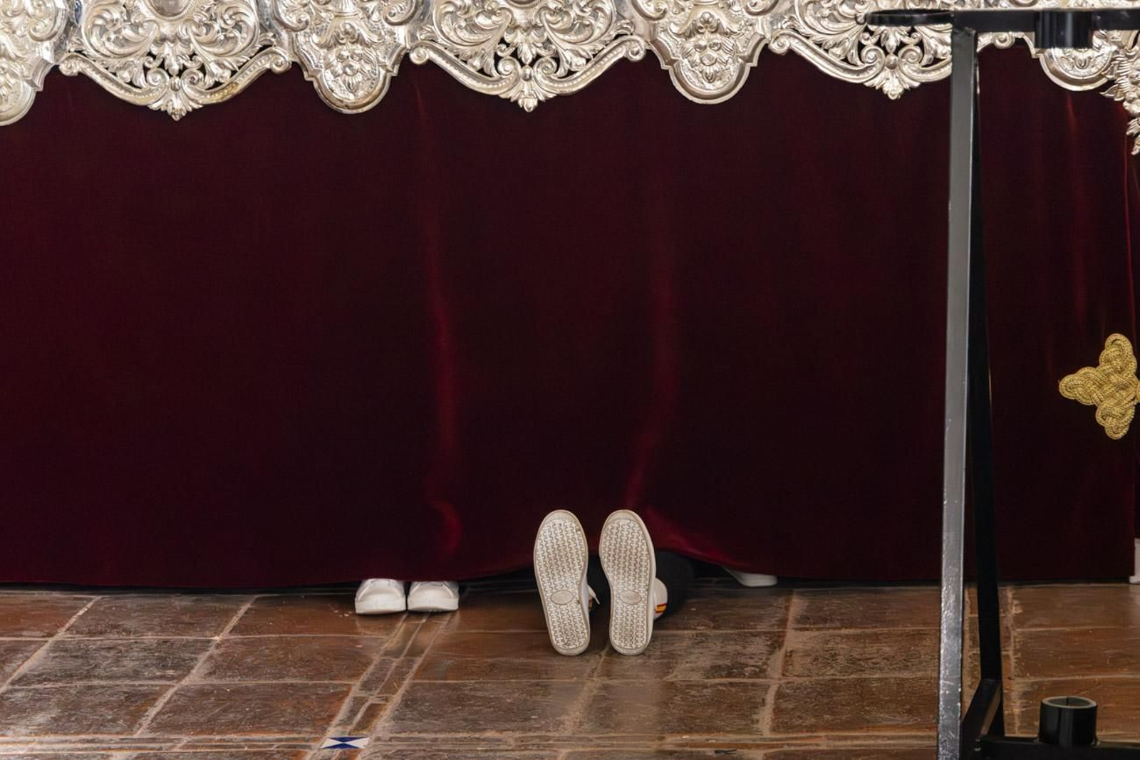 La temida lluvia impide el desarrollo normal de este Martes Santo