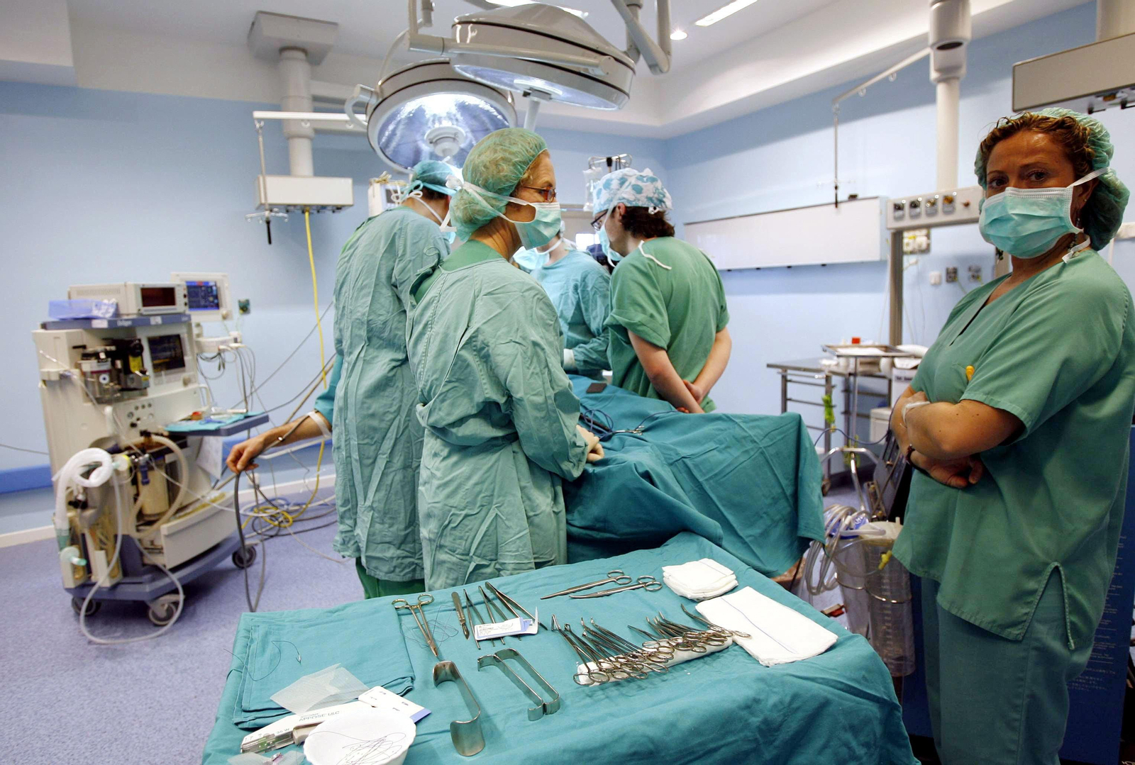 Un equipo quirúrgico durante una intervención.