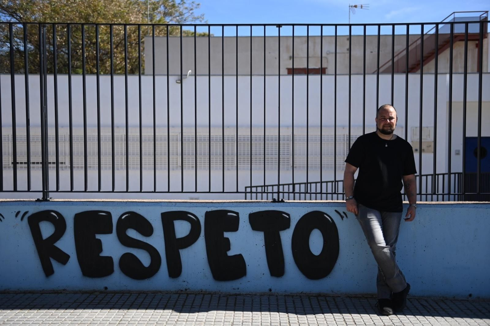 Óscar Manuel Solera junto a una pintada con la palabra "respeto".