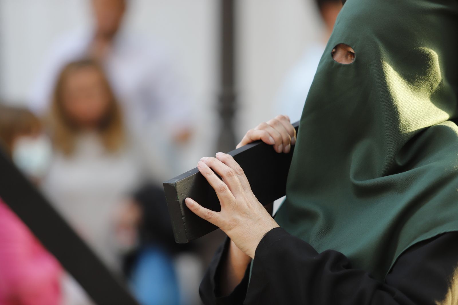 La Hermandad de la Soledad recorre las calles de Huelva en el Viernes Santo