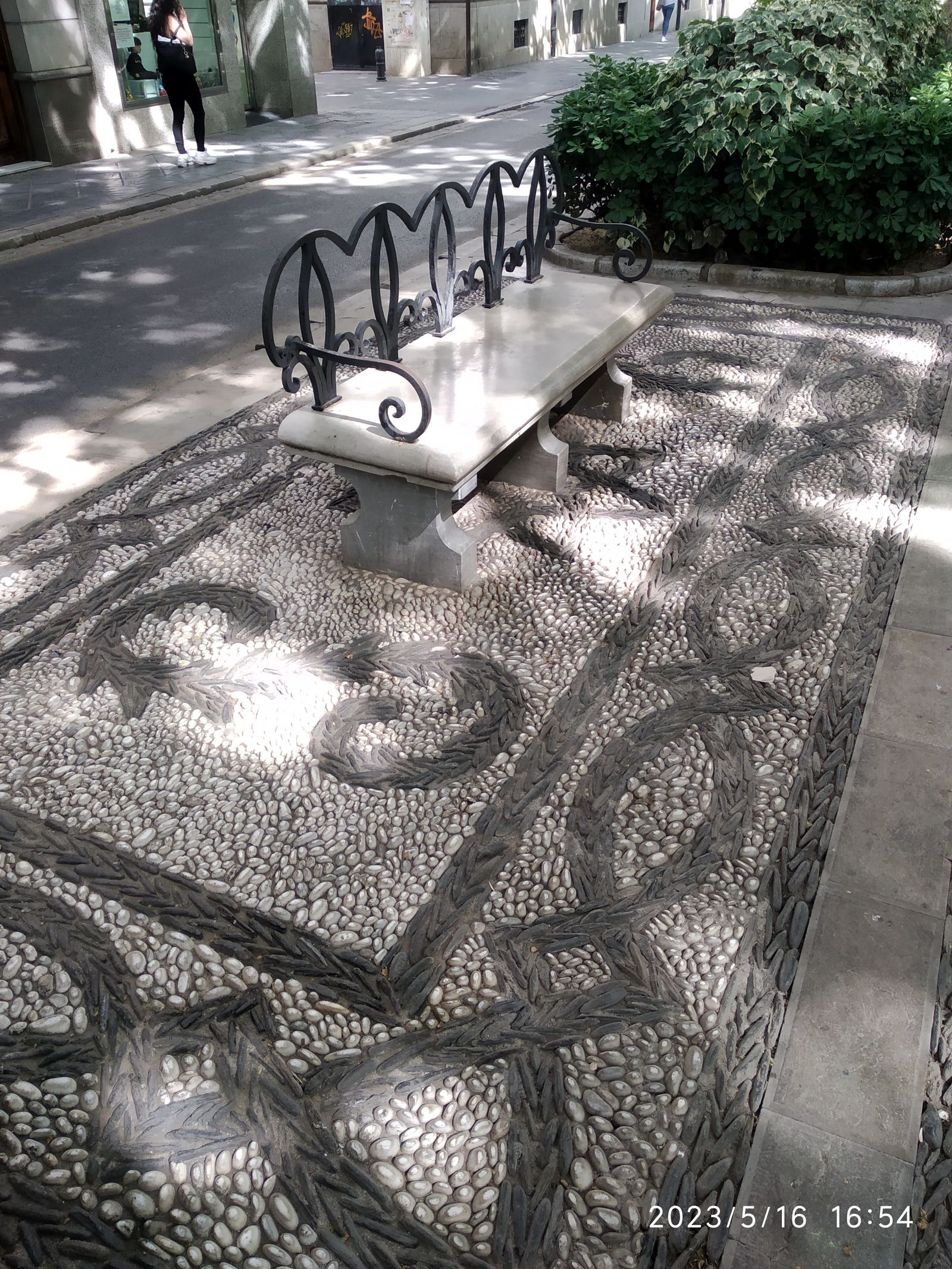 Estado actual, con el empedrado en los laterales.