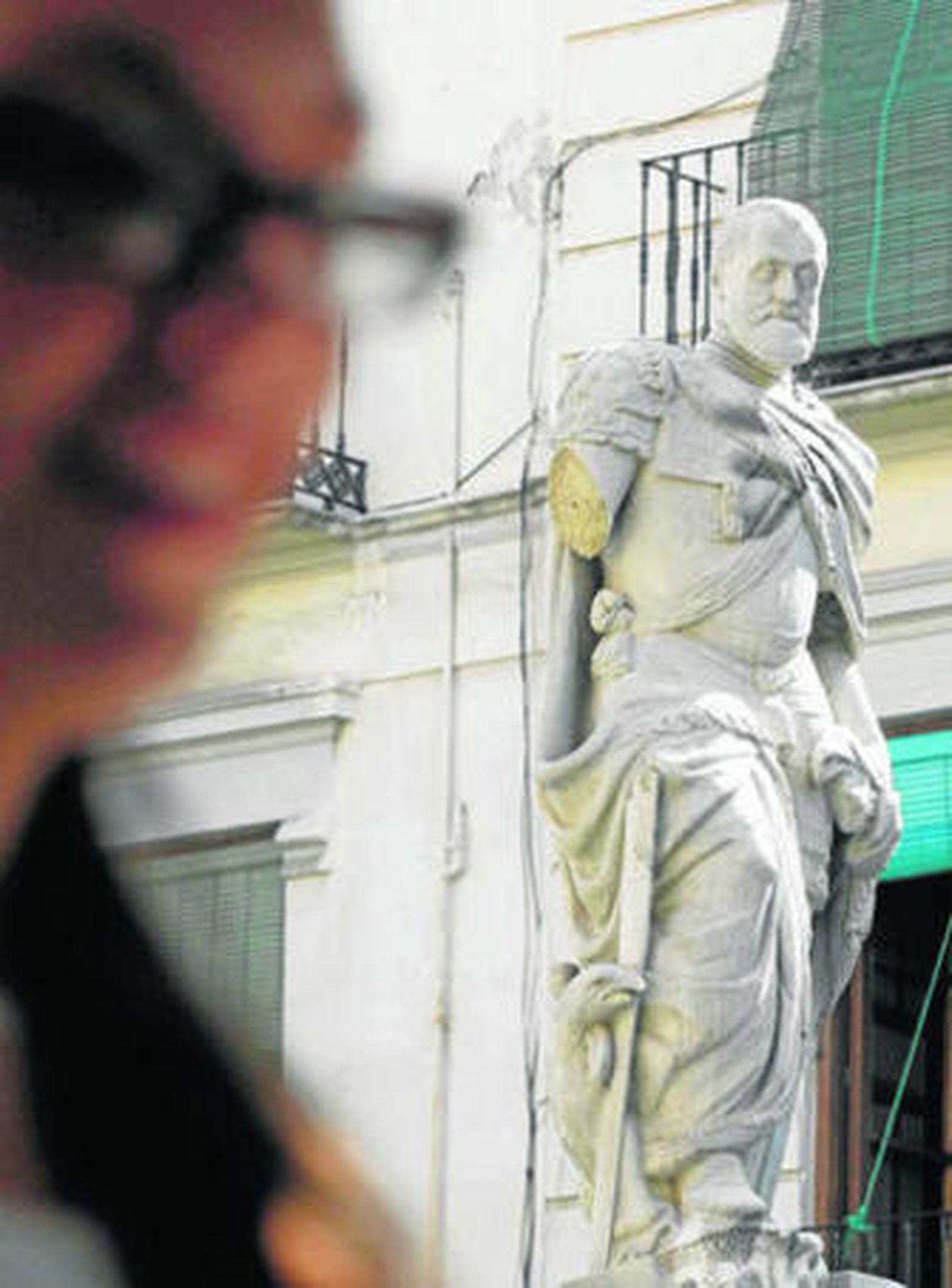 La estatua, sin el brazo derecho, fotografiada ayer en la Plaza de la Universidad.