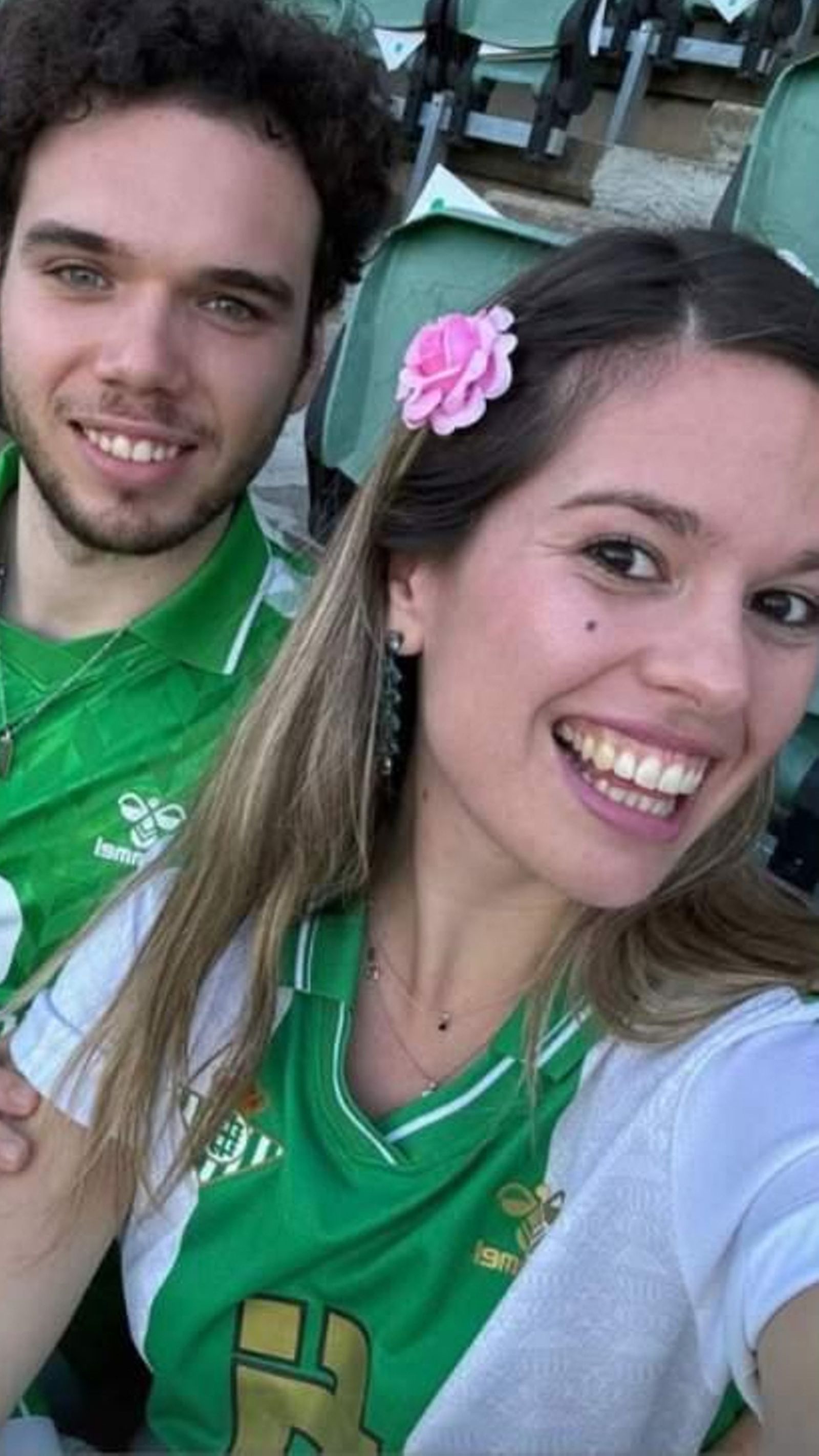 Hans Arús y su novia Ana con la camiseta del Betis