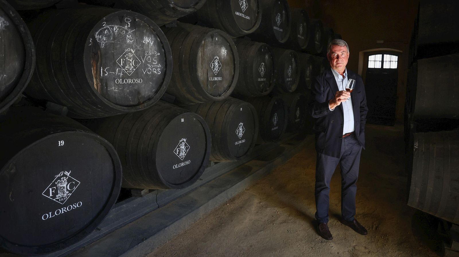 Jan Pettersen con una copa de jerez en su bodega Rey Fernando de Castilla