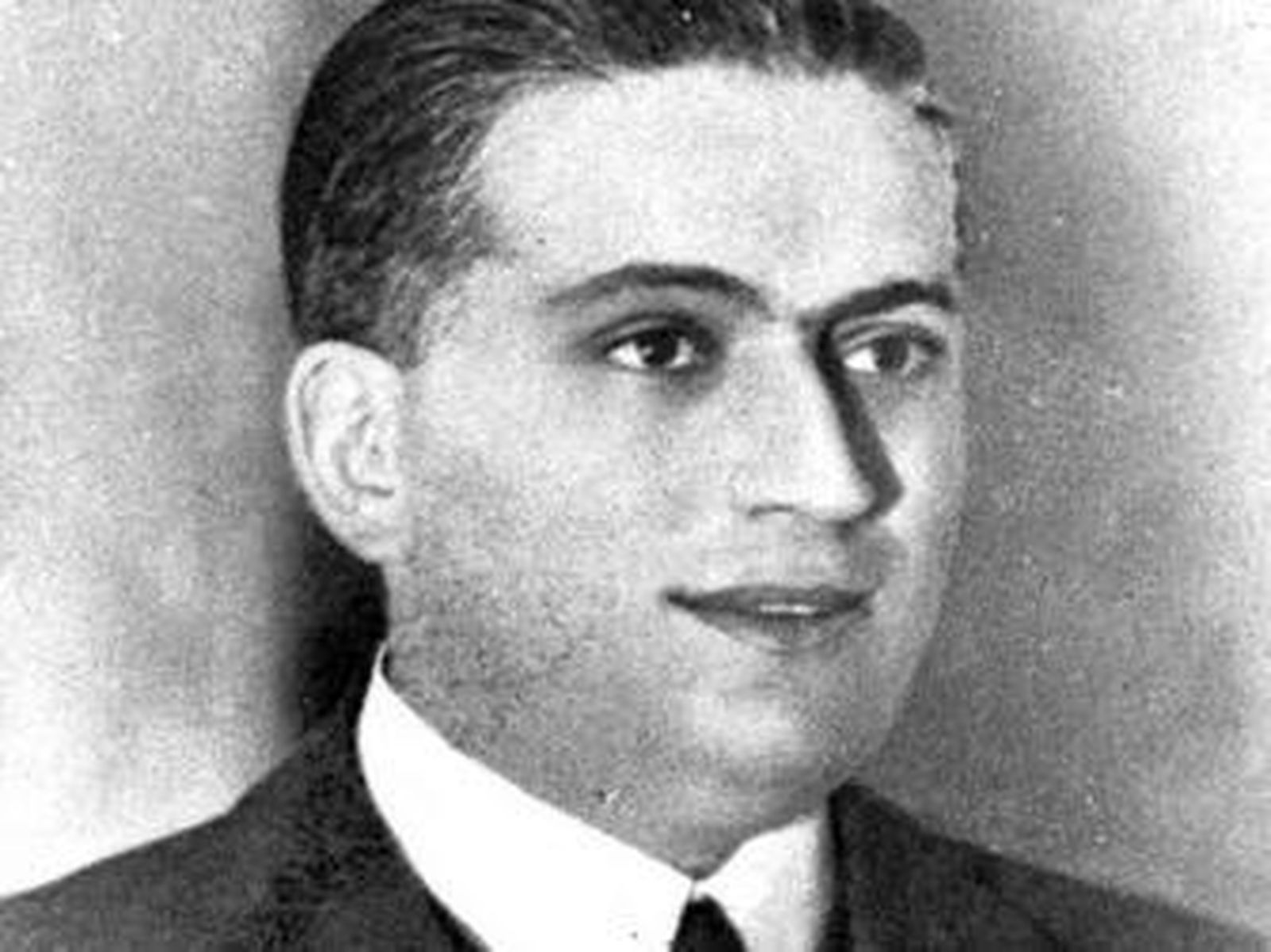 1934José Calvo Sotelo regresa del exilio y anuncia su presencia en las Cortes