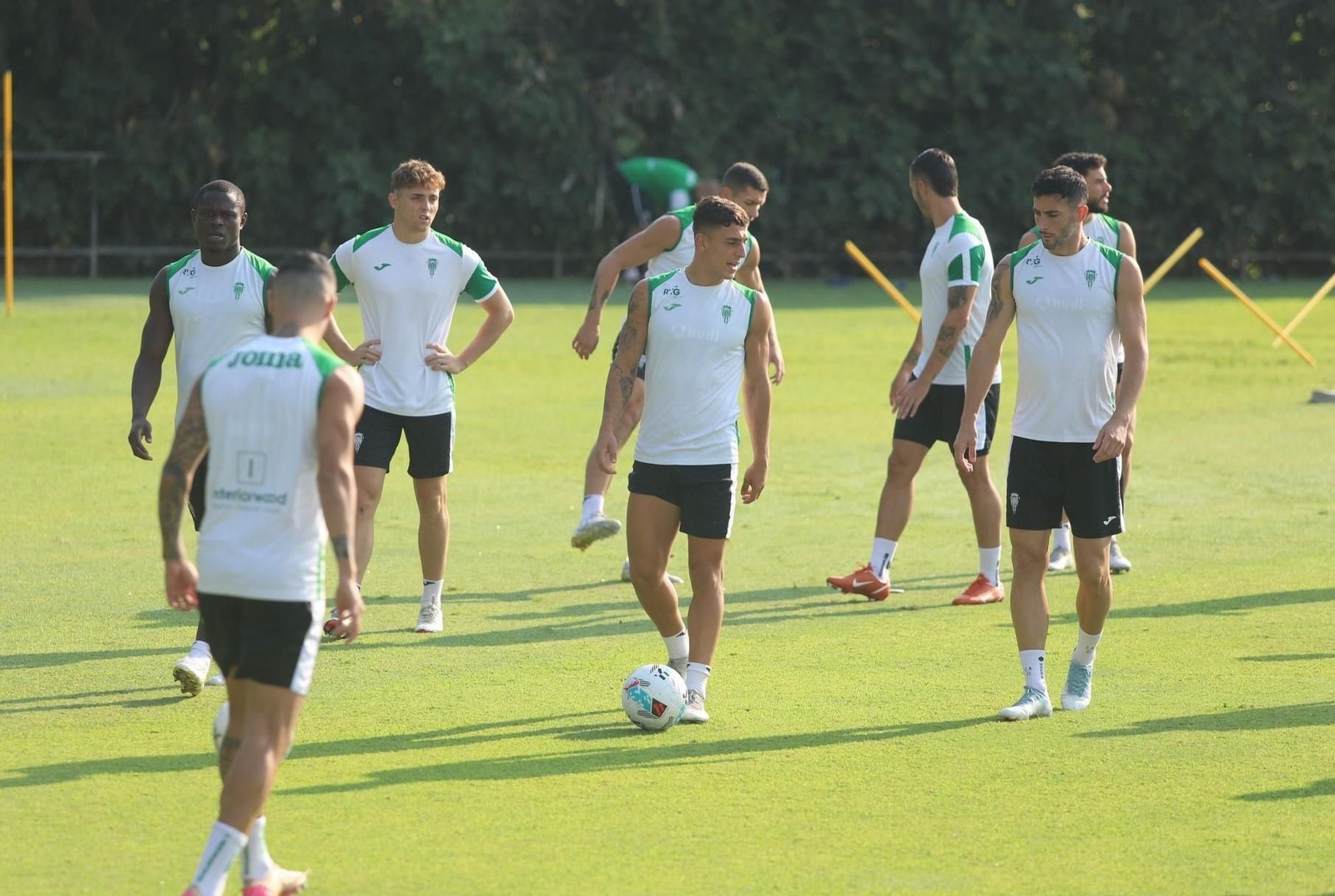 Los jugadores del Córdoba CF se ejercitan en la Ciudad Deportiva.