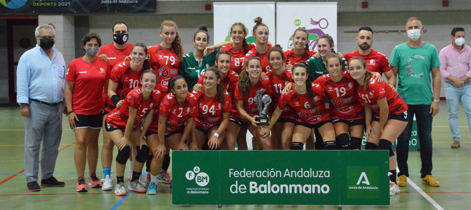 El Deza CBM posa en Roquetas con el trofeo de subcampeón.