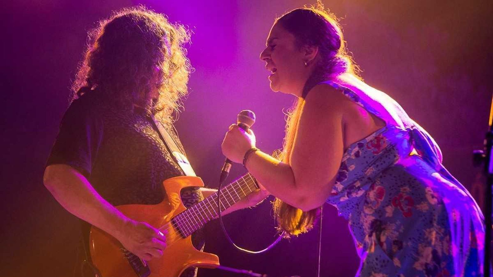 El artista sevillano junto a Rosario Heredia en otro momento de la actuación.