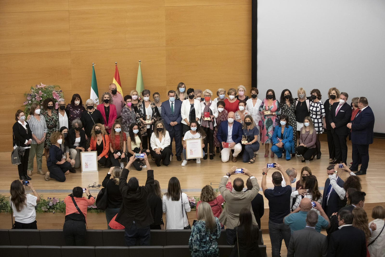 Foto de familia de todos los premiados por la igualdad de la Diputación de Granada