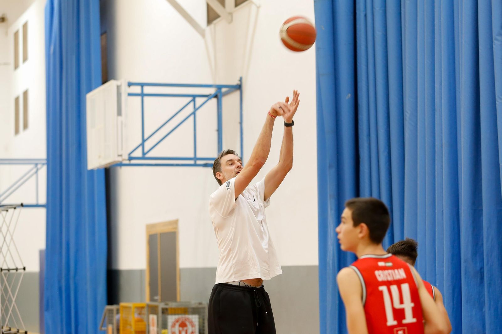 Fotos del encuentro de Pau Gasol con niños en el pabellón de San Roque